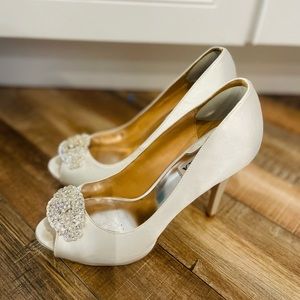 Badgley Mischka brand name white shoes, only worn once for a wedding. Size 6.5